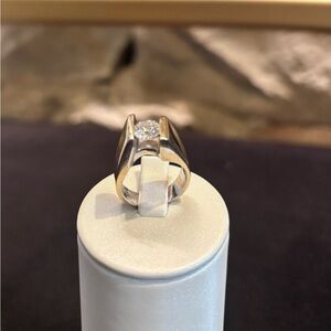 Sophisticated Silver Ring with Clear Gemstone